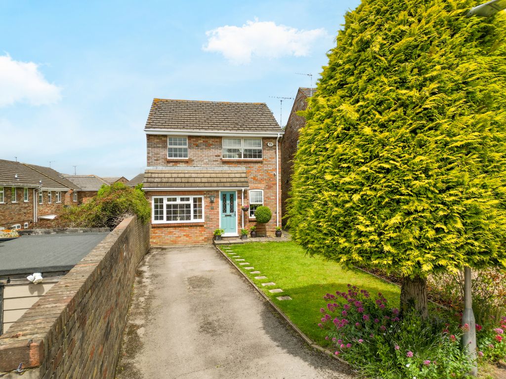 Property photo 1 of 23 Hunters Close, Tring