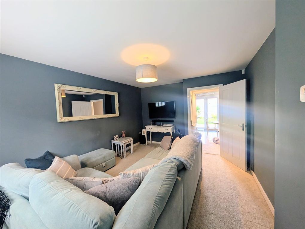 Property photo 3 of 12 Lounge
