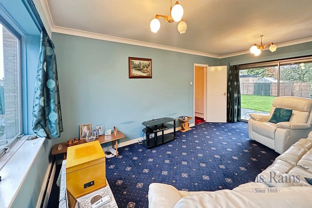 Property photo 2 of 16 Lounge