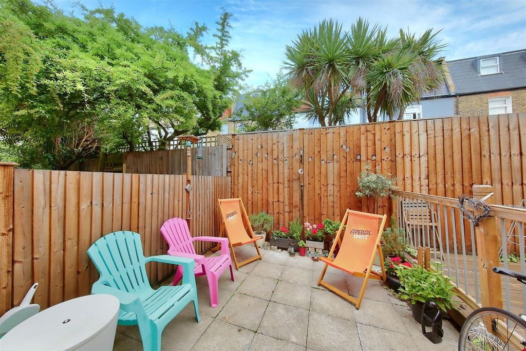Property photo 1 of 14 121_Penwith_Road_Image2_16352_4.Jpg