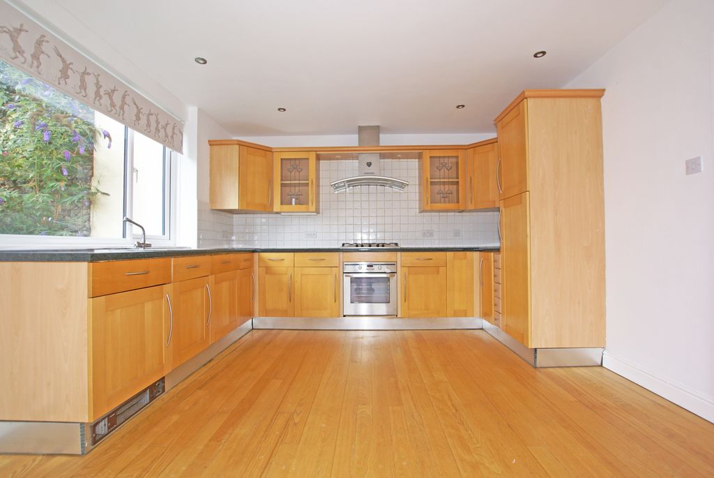 Property photo 2 of 18 Torla Kit