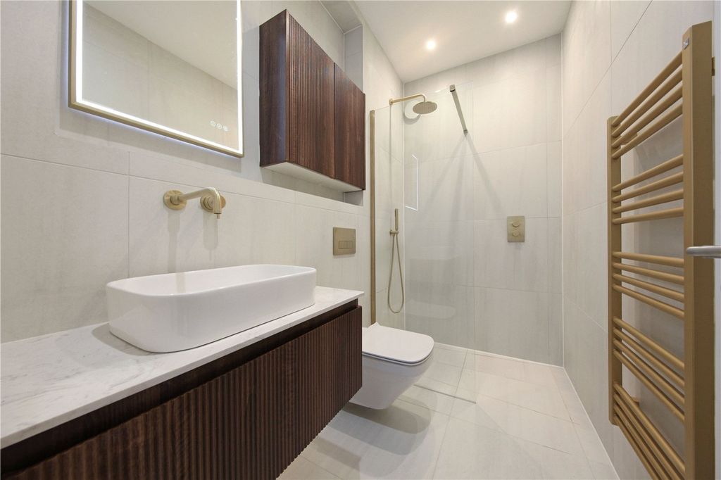 Property photo 3 of 16 Bathroom