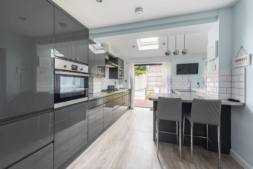 Property photo 1 of 11 17 York Way (12)