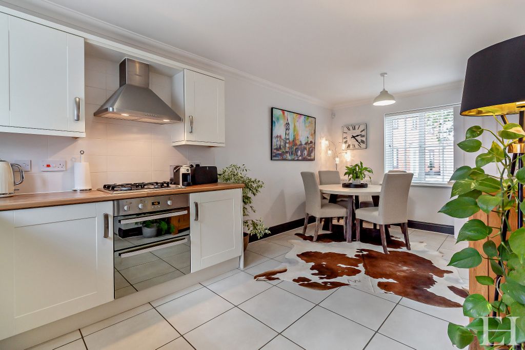 Property photo 3 of 27 8659646-Interiorwm01-800