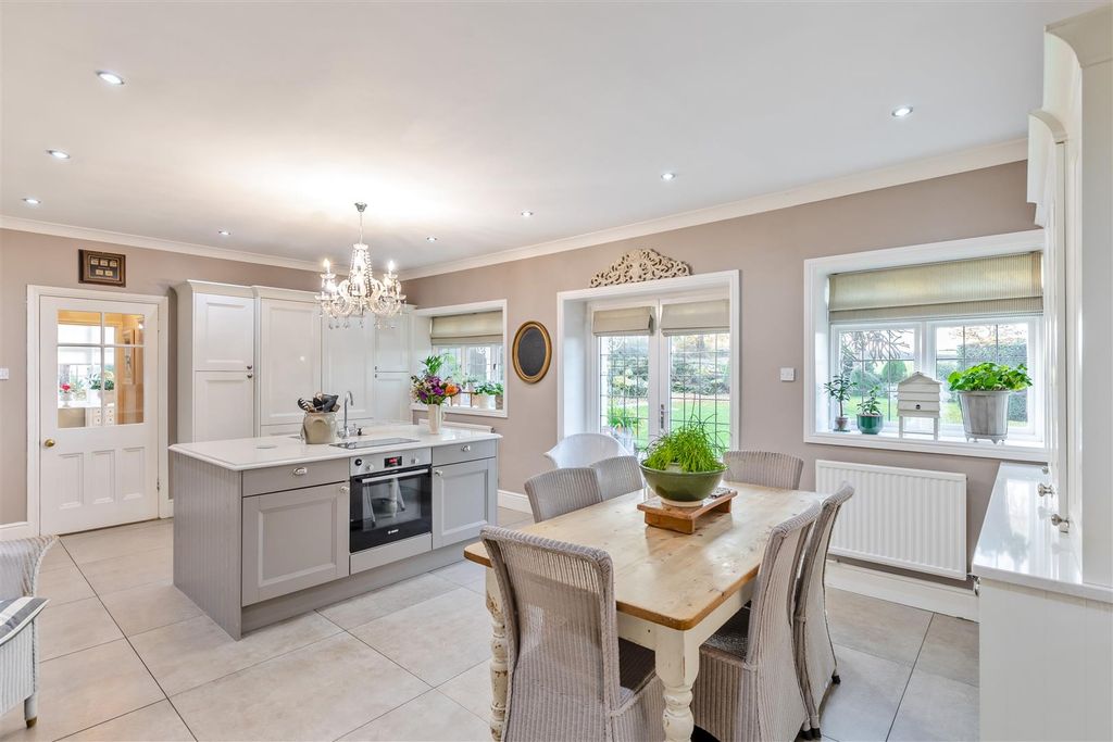 Property photo 3 of 41 8670694-Interior06.Jpg