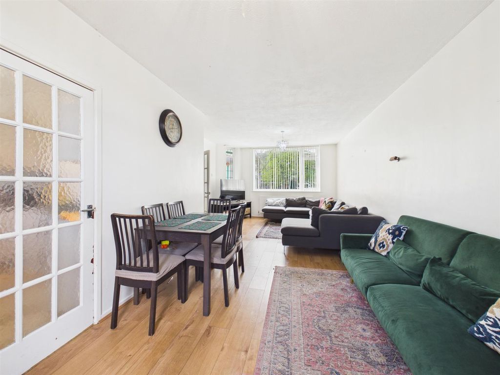 Property photo 3 of 17 Lounge