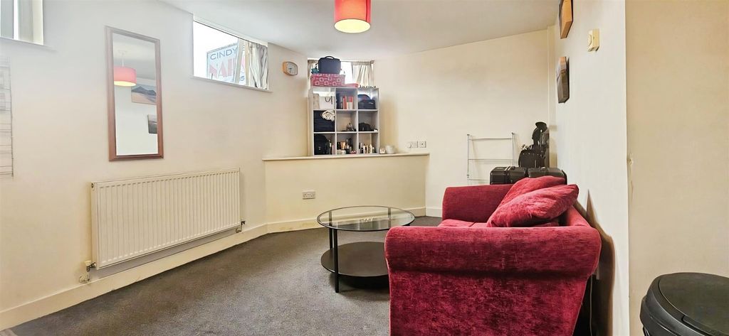 Property photo 2 of 10 Kitchen/Lounge