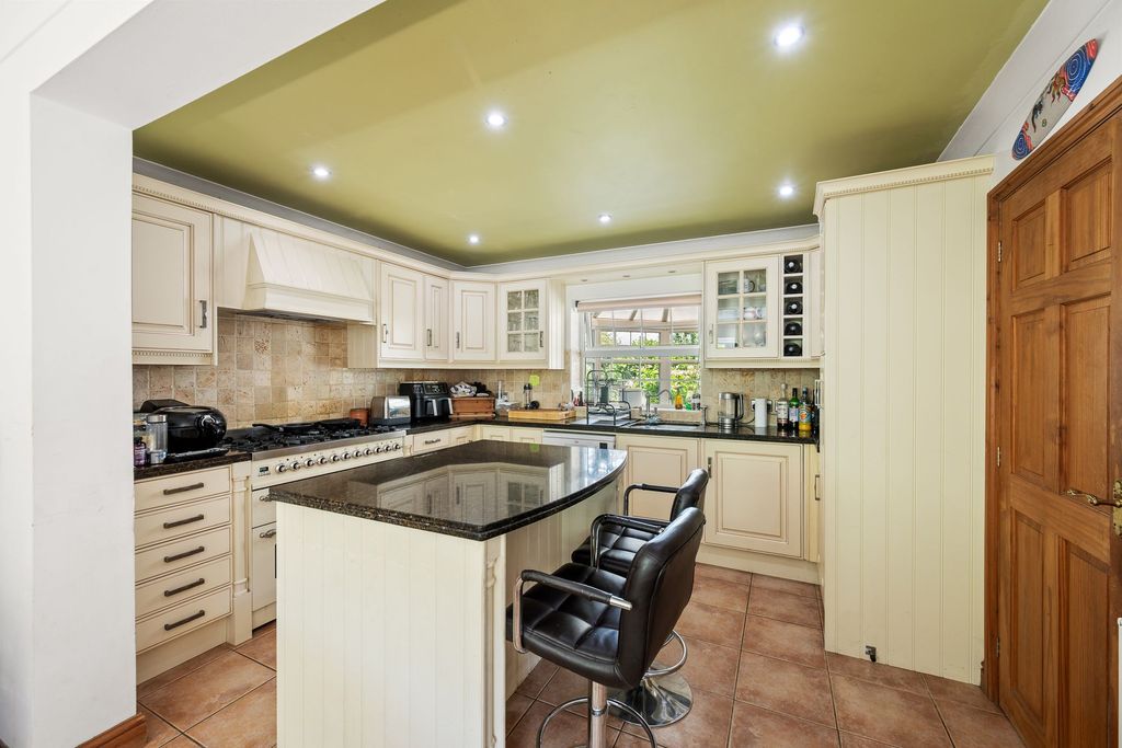 Property photo 3 of 35