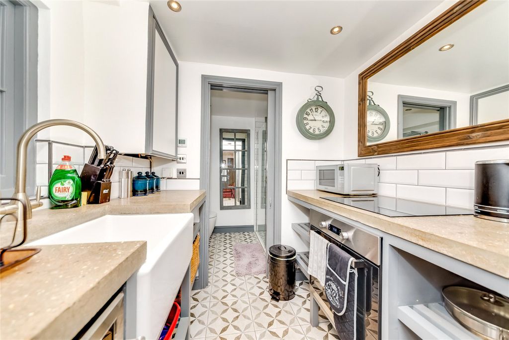 Property photo 3 of 7 Kitchen