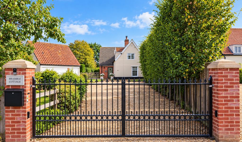 Property photo 1 of 39 Bramble Cottage Gate And Driveway