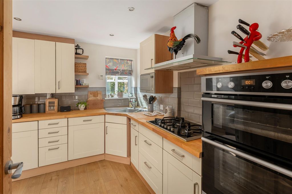 Property photo 3 of 13 83 Ruscote Avenue, Banbury-5.Jpg