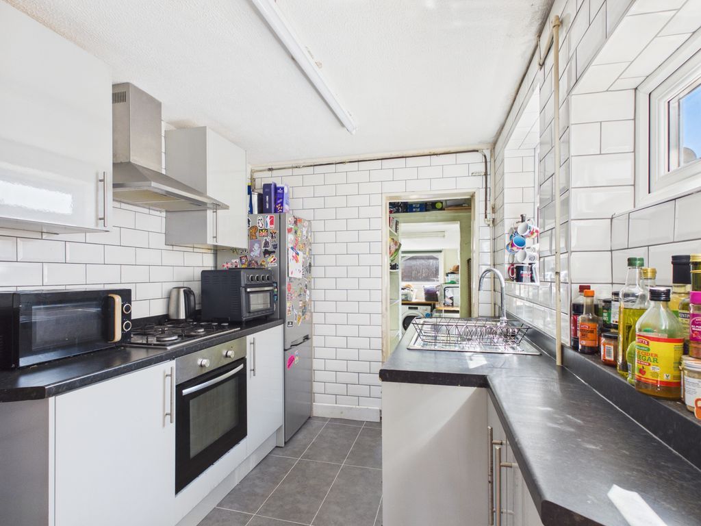 Property photo 3 of 10 Kitchen