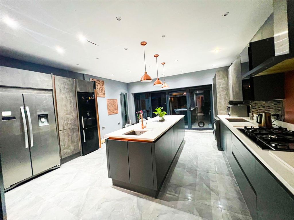 Property photo 2 of 14 Gantshill Crescent Ig2