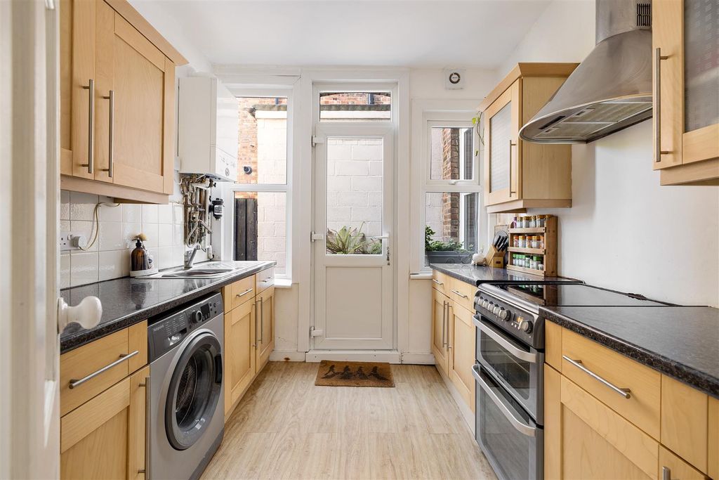 Property photo 3 of 24 Canterbury Rioad, E10