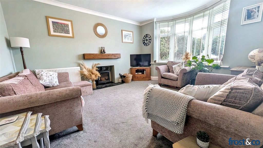 Property photo 3 of 20 Lounge