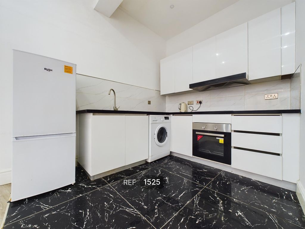 Property photo 1 of 8 Kitchen / Living Area