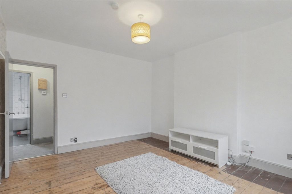 Property photo 3 of 8 Picture No. 11