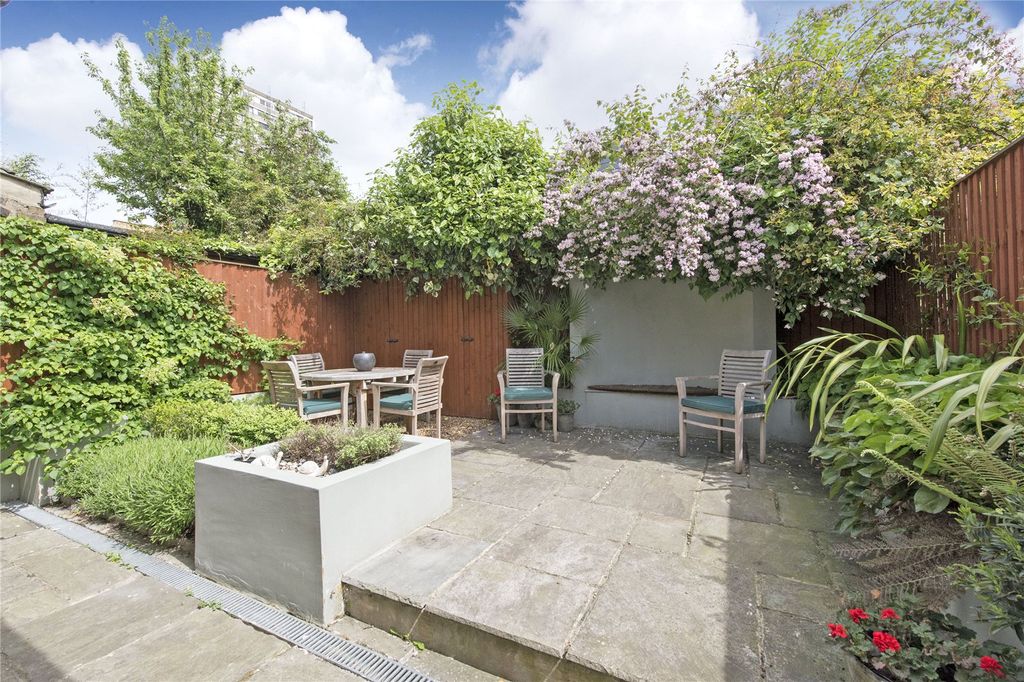 Property photo 3 of 9 Garden