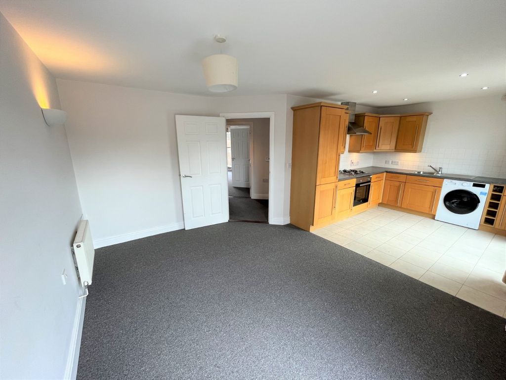 Property photo 3 of 12 Living Room/Kitchen