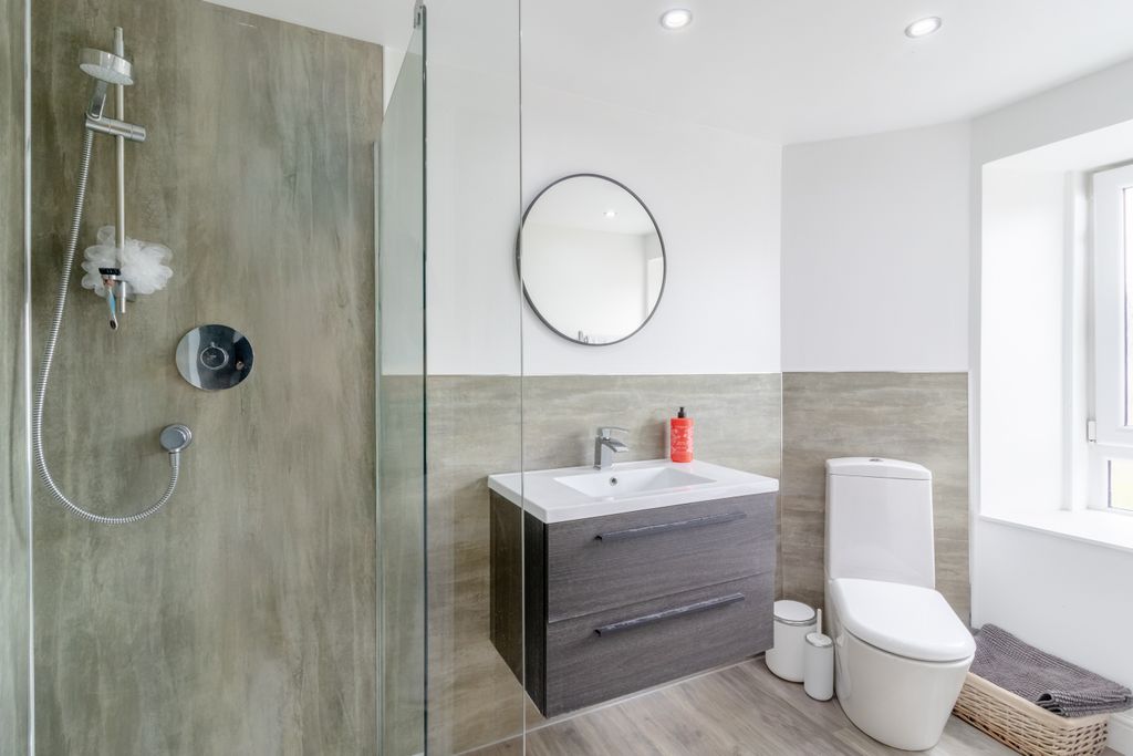 Property photo 3 of 17 Bathroom