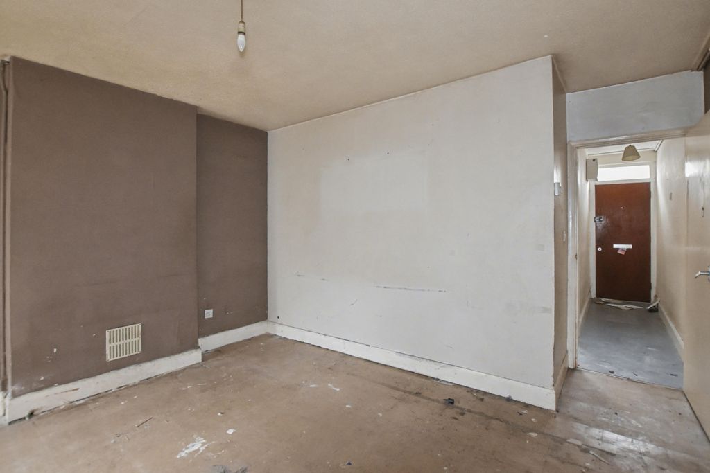 Property photo 2 of 13 4 West Street, Erith, Da8 1Ae