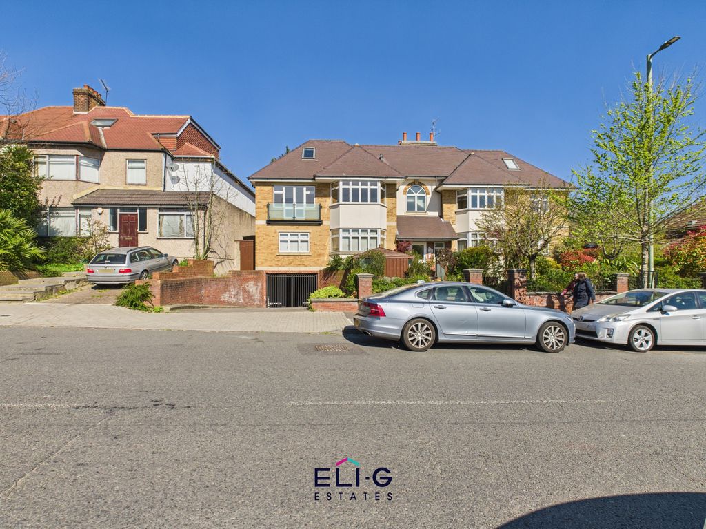 Property photo 1 of 11 Purpose Built Large 2 Bed 2 Bath Apartment In Good Decorative Order