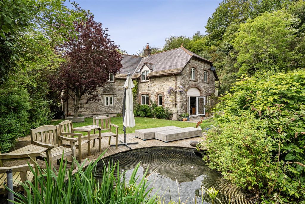 Property photo 2 of 25 Wey Valley House