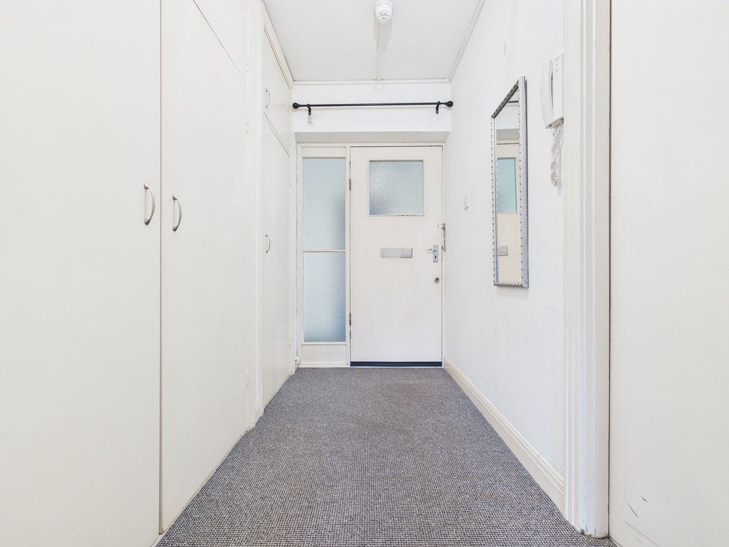 Property photo 3 of 12 Entrance 