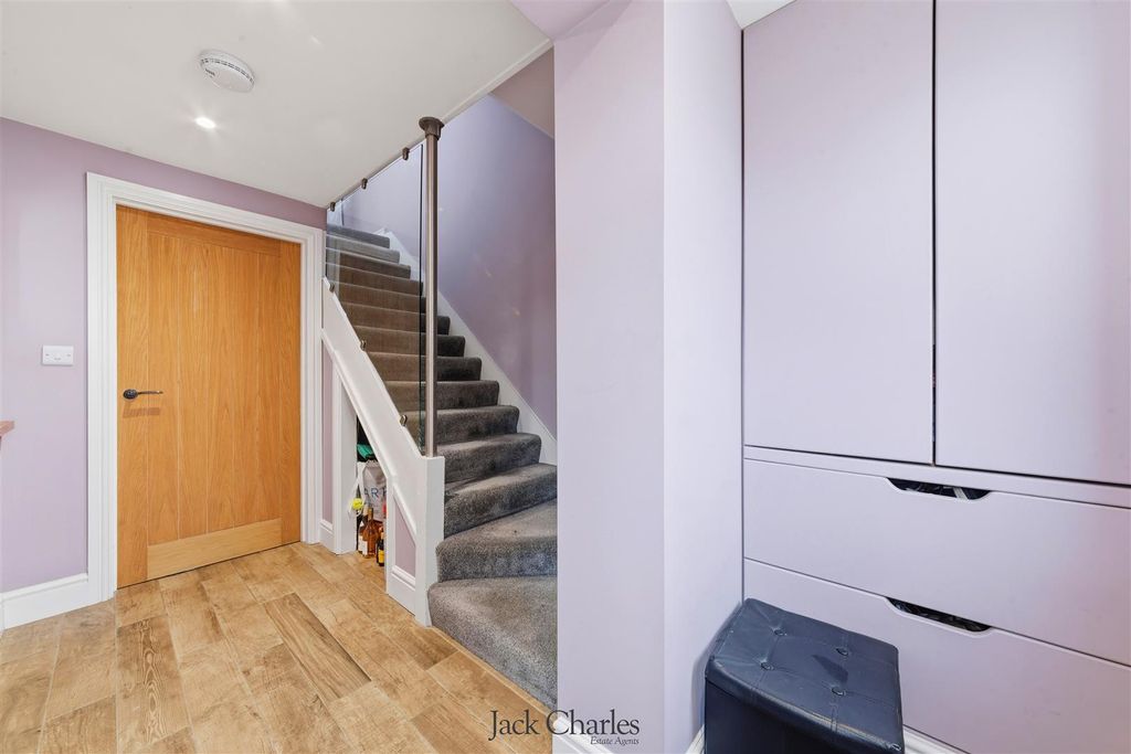 Property photo 2 of 34 39 Gainsborough Gardens-15.Jpg