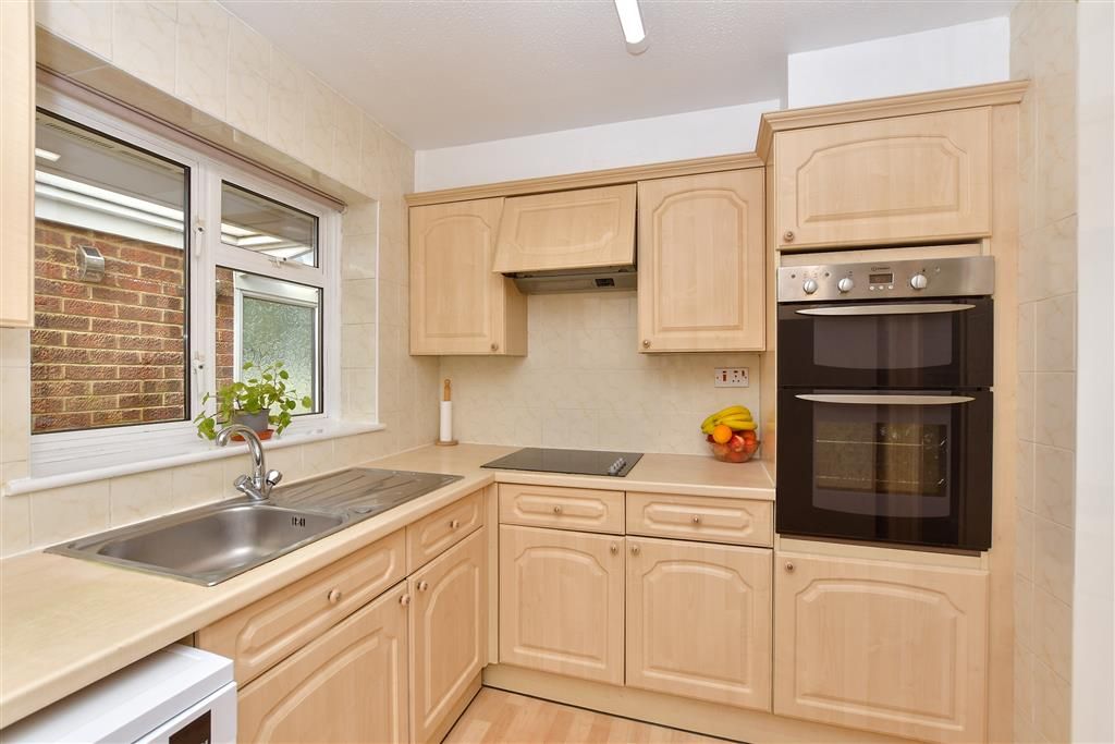 Property photo 3 of 11 Kitchen