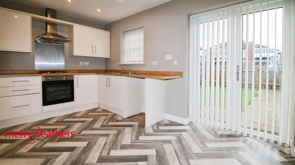 Property photo 2 of 10 Dining Kitchen