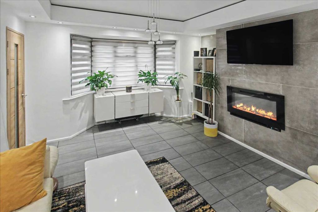 Property photo 3 of 15 Lounge