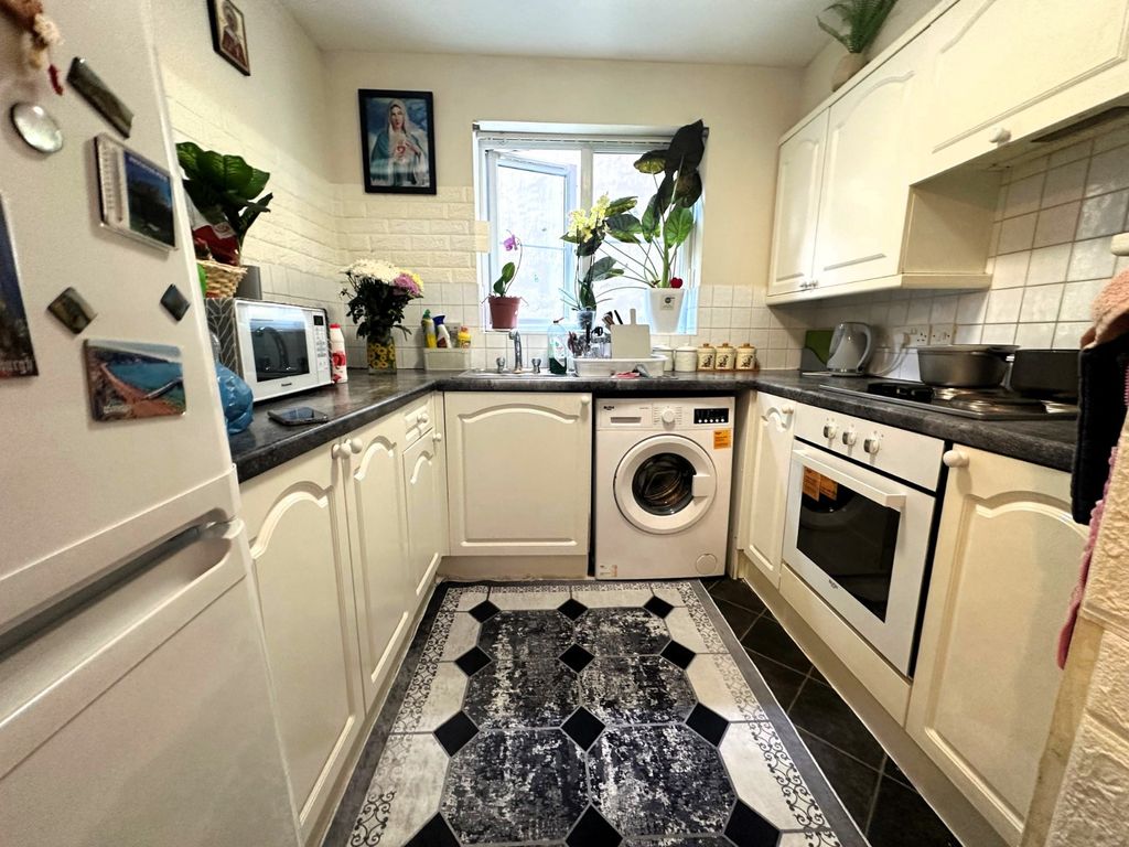 Property photo 2 of 6 Kitchen