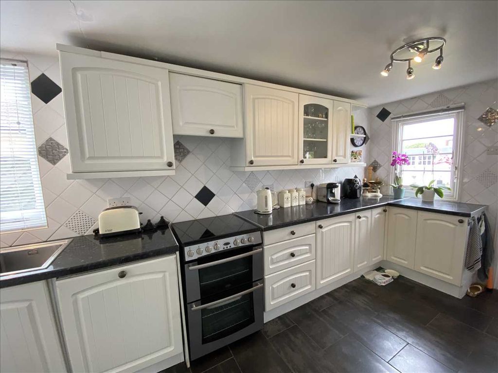 Property photo 3 of 27 Entrance