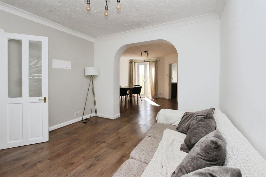 Property photo 3 of 13 Lounge