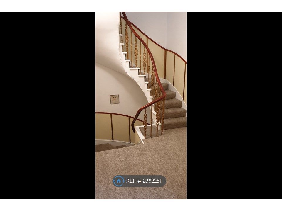 Property photo 3 of 20 Swooping Stairs