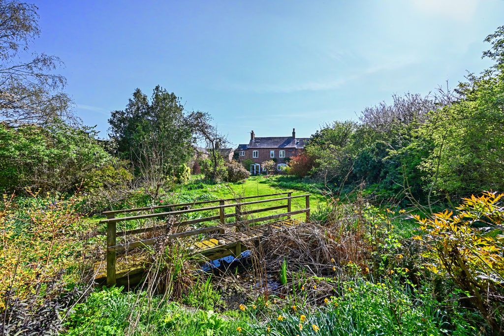 Property photo 2 of 26