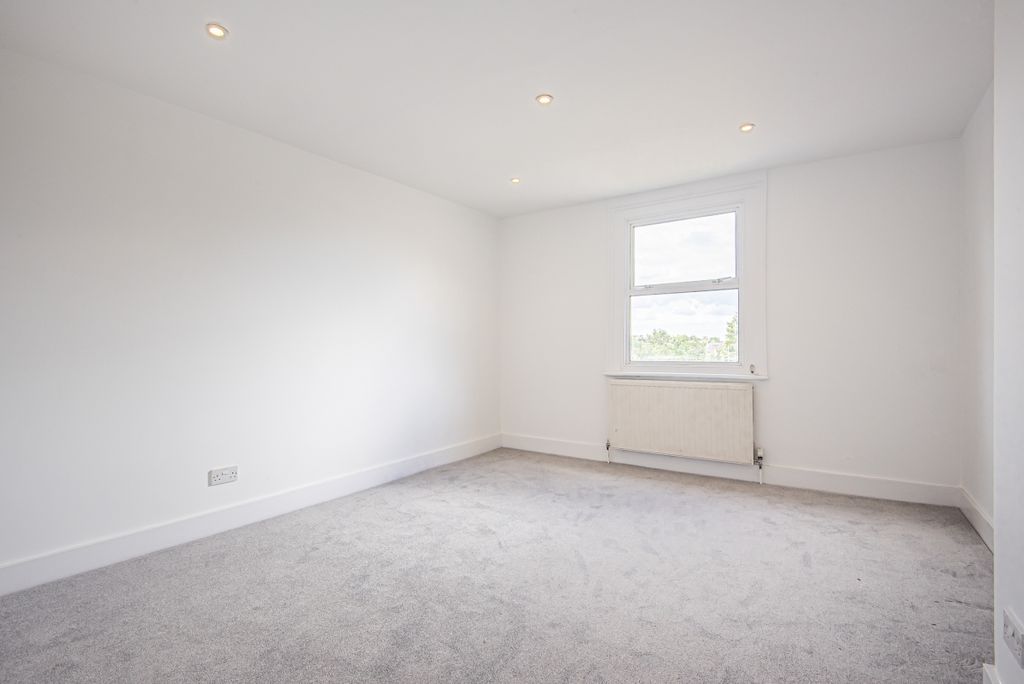 Property photo 3 of 6 Bedroom