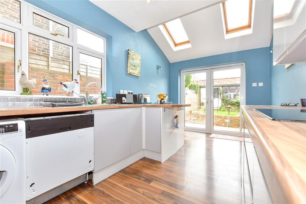Property photo 2 of 9 Kitchen