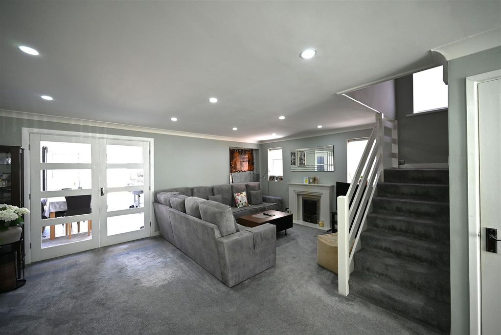 Property photo 3 of 22 Lounge (2).Jpg