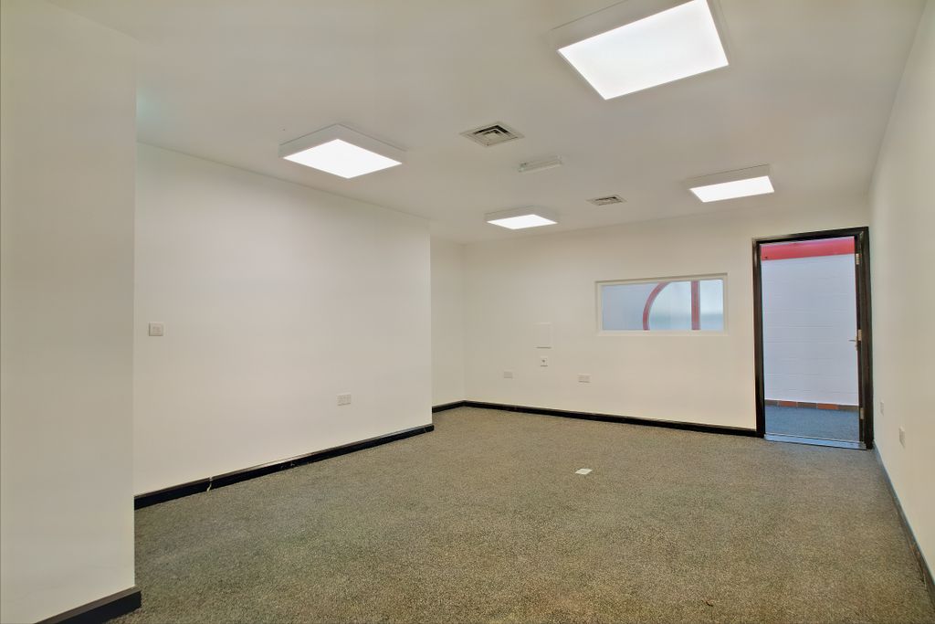 Property photo 3 of 13 8571921-Interior02-800