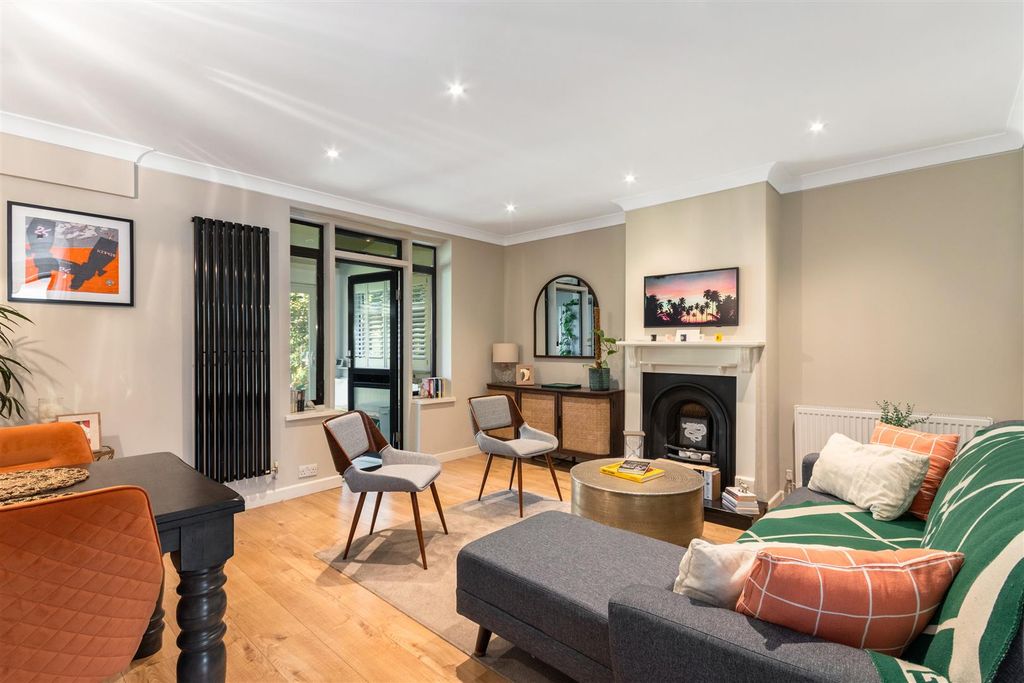Property photo 2 of 12 Montacute Road