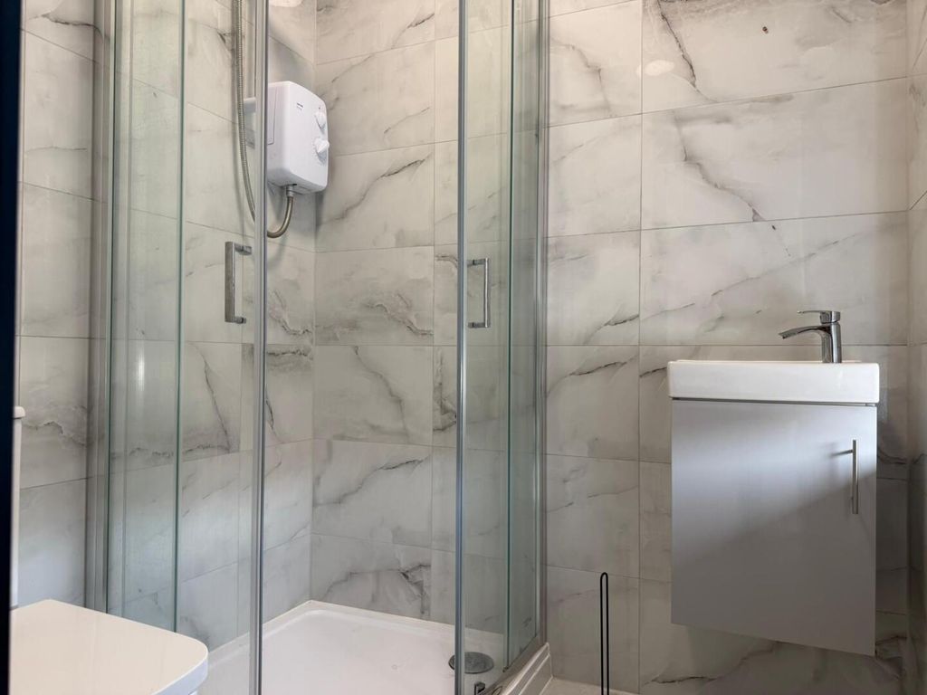 Property photo 2 of 10 Bathroom
