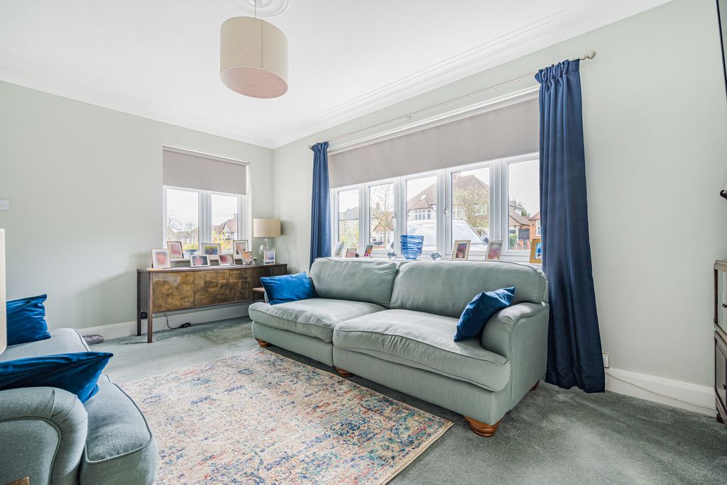 Property photo 3 of 34 Lounge