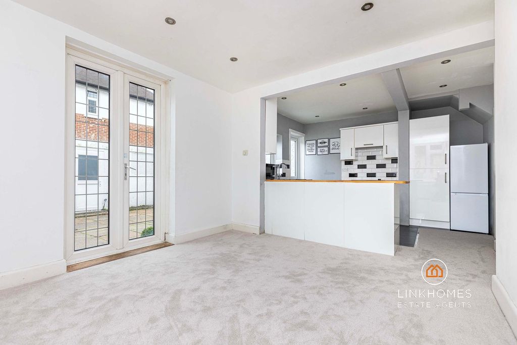 Property photo 3 of 24