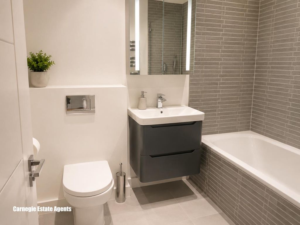 Property photo 1 of 13 Bathroom