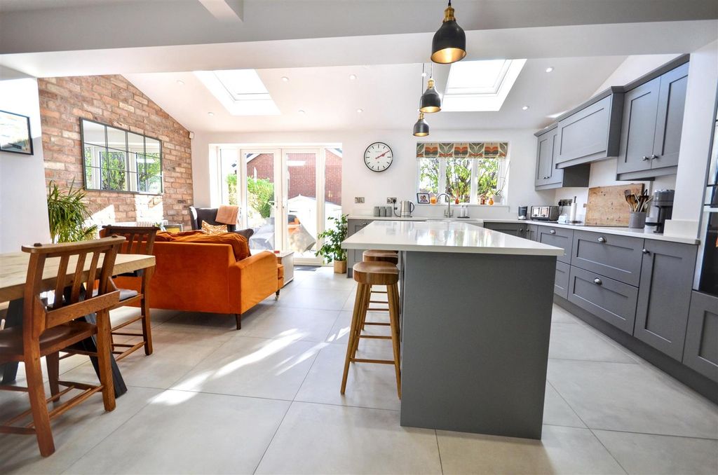 Property photo 2 of 20 Open Plan Dining / Kitchen / Family Room
