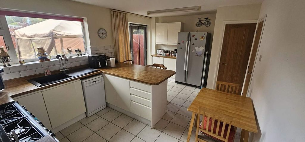 Property photo 2 of 9 Kitchen