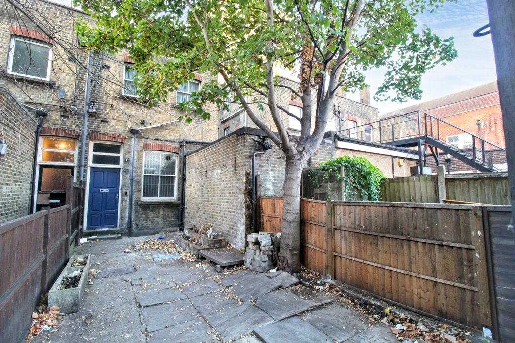 Property photo 1 of 16 21B Ripple Road, Barking, Essex, Ig11 7Np