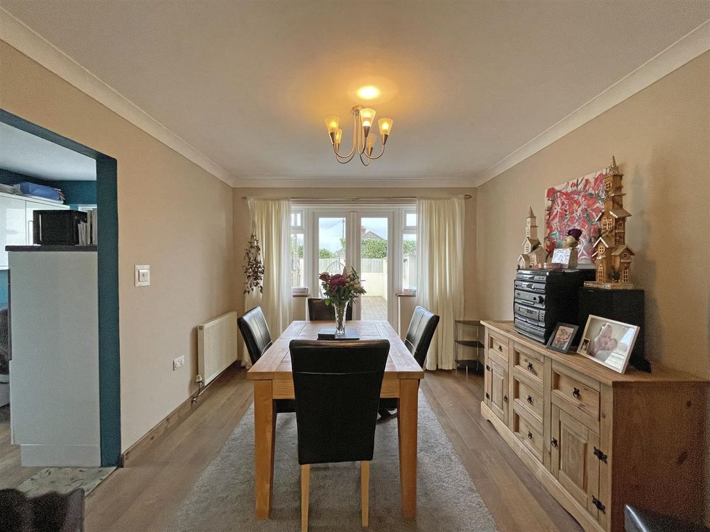 Property photo 3 of 16 Moreton Ave 27 - Dining Area 2.Jpg